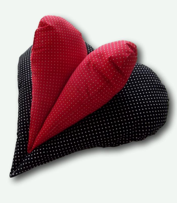Lesekissen Herz, Herzkissen mit Namen, Nackenkissen, schwarz-rot, 40x38cm –  einfach gemütlich - loveclothing